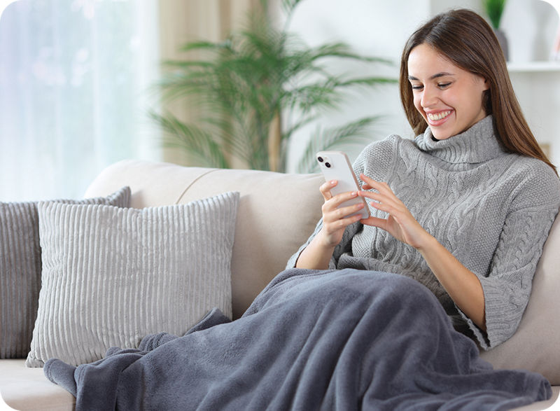 aptaclub join-img-lady-couch-phone