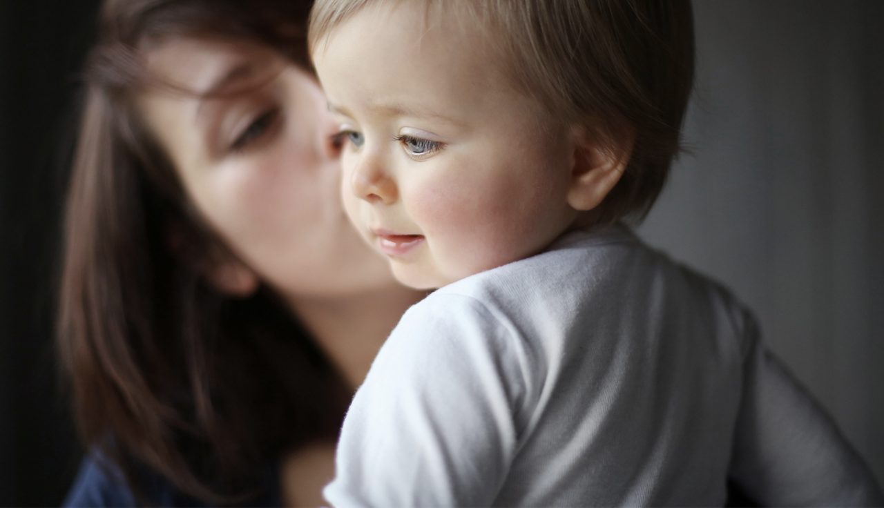 Mutter hält ihr Baby im Arm