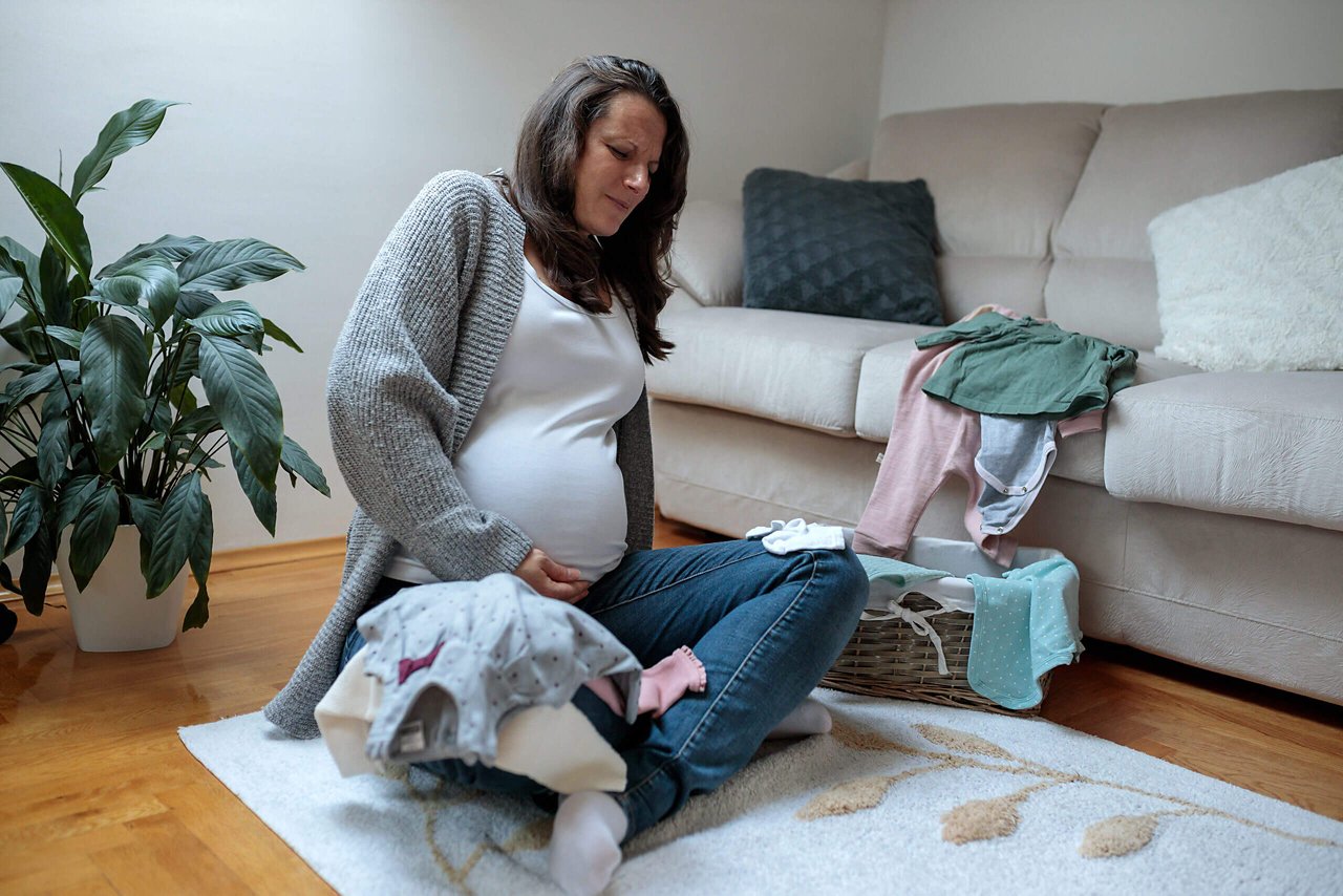 Femme enceinte avec des contractions d'entraînement