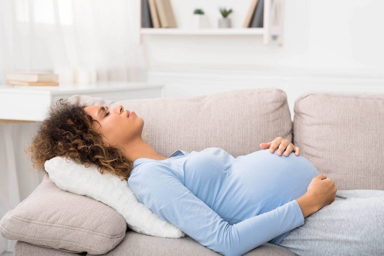 Femme enceinte avec des contractions descendantes