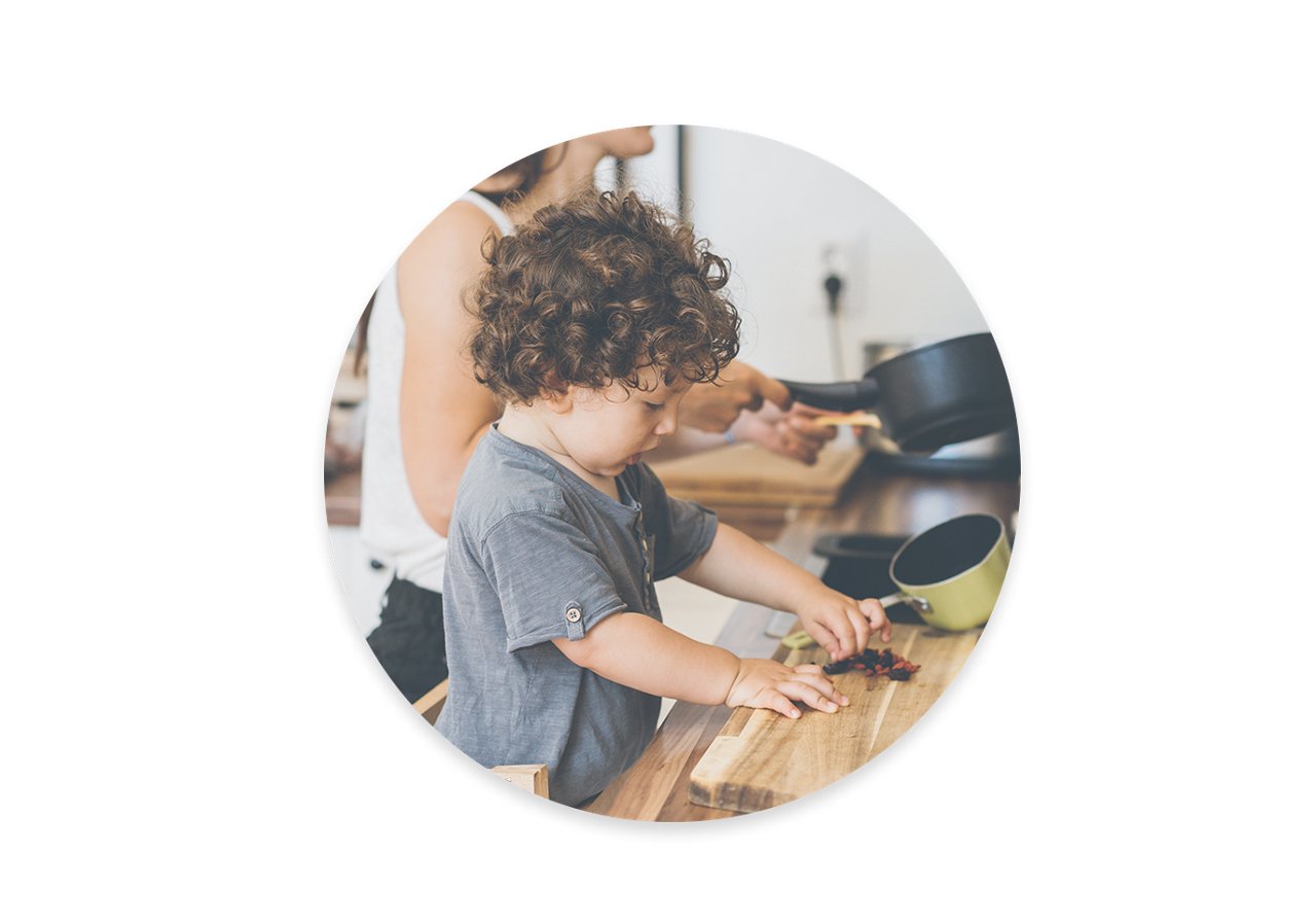 Aptaclub toddler helping prepare food