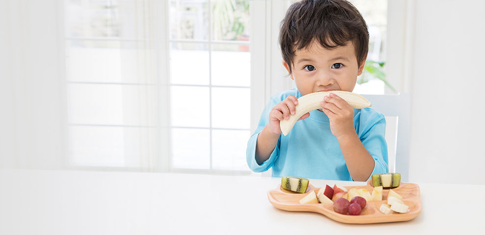 AptaGro header boy eating fruits