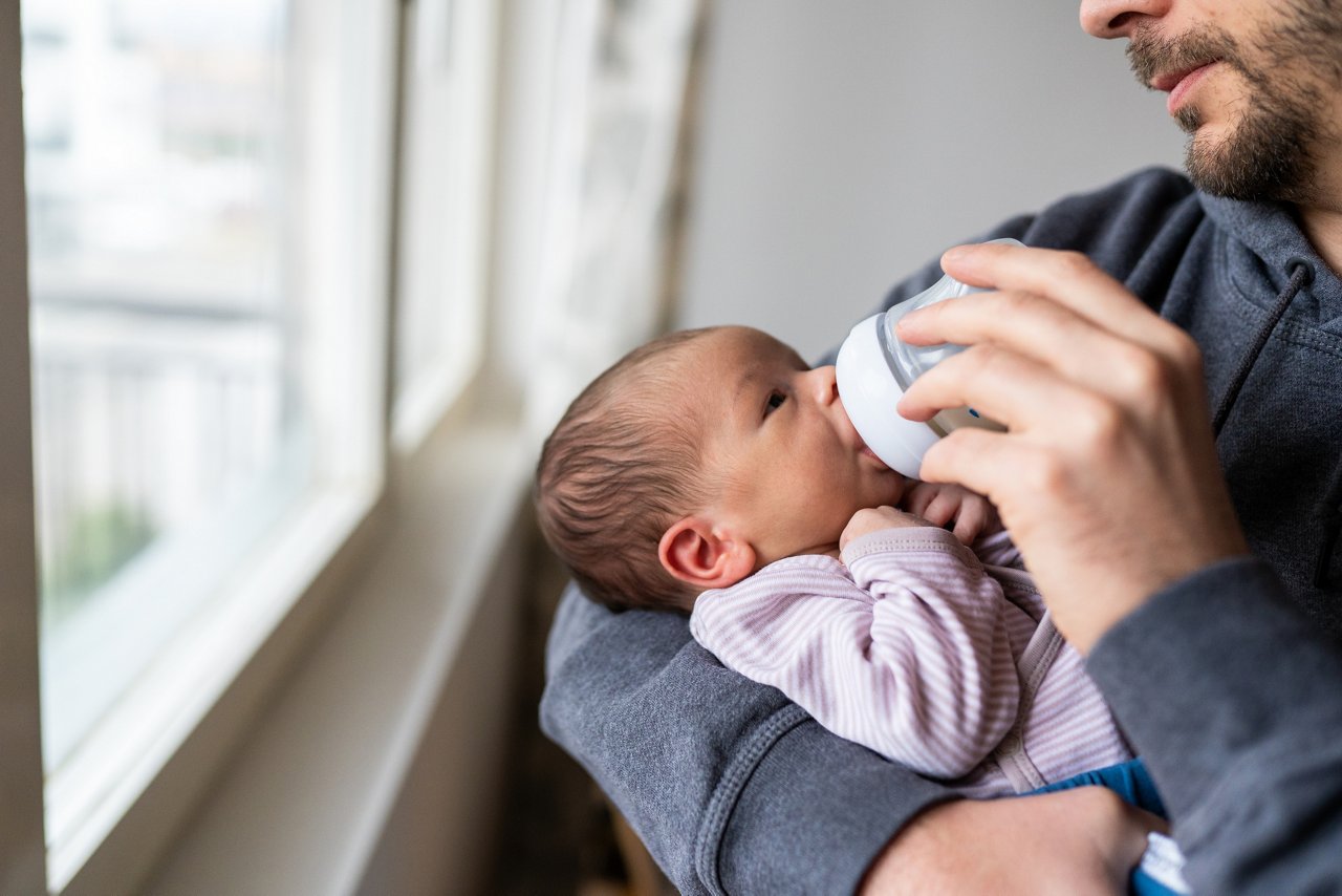 Baby bekommt Schoppen in der Nacht