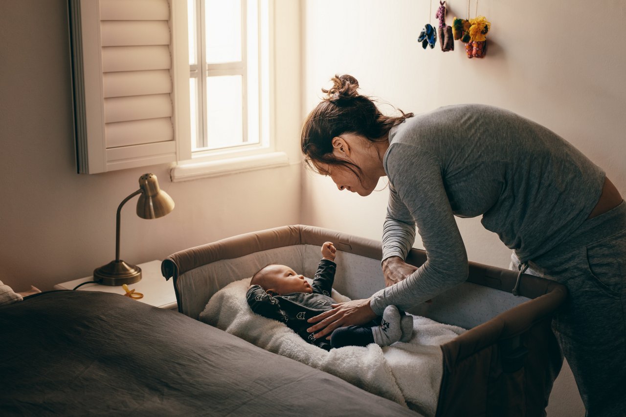 Baby schläft auf Brust von Mutter