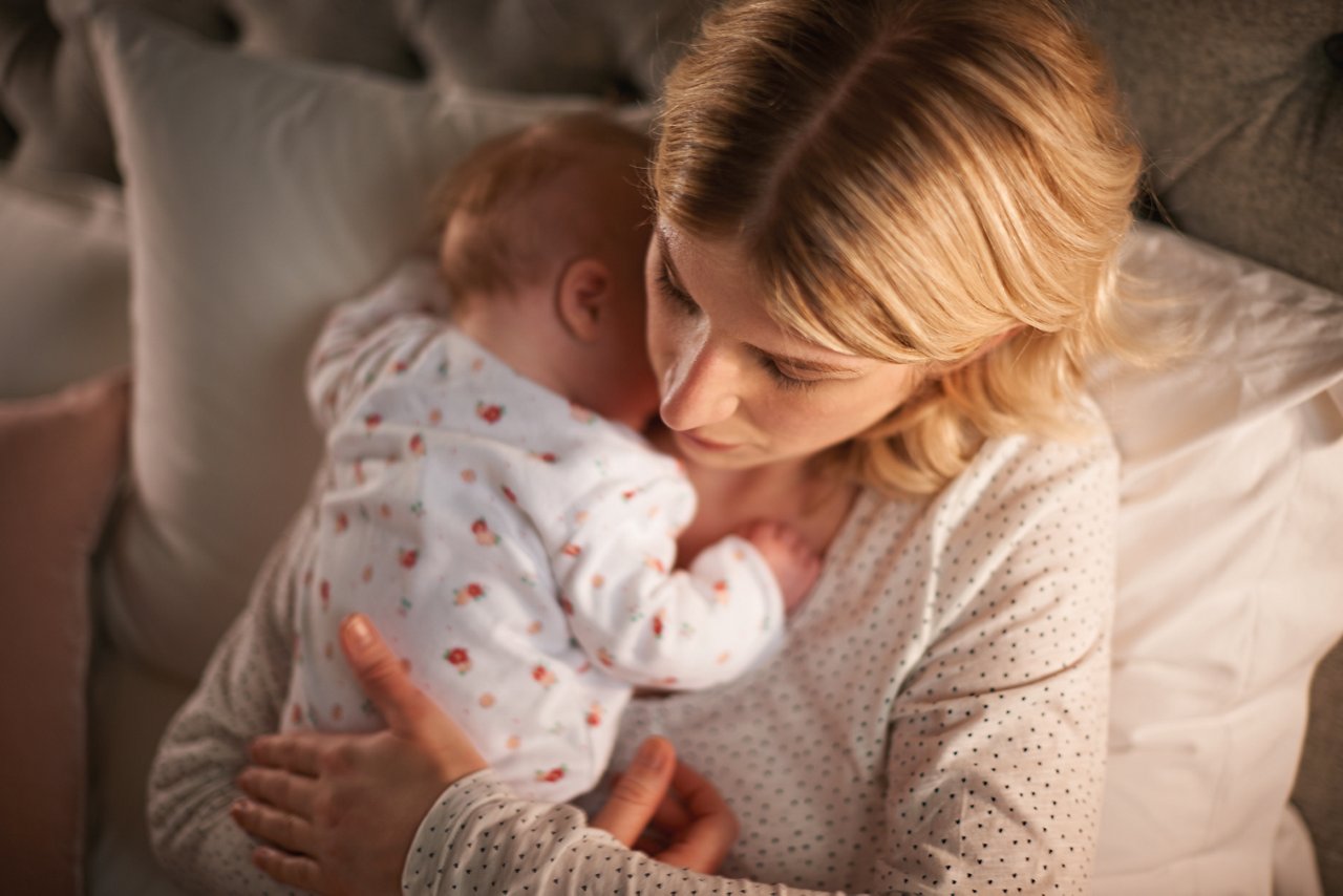 Baby schläft auf Brust von Mutter