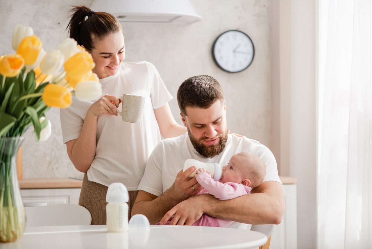 Mutter hat Baby auf dem Arm