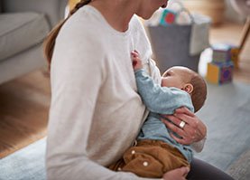 Mutter stillt Baby