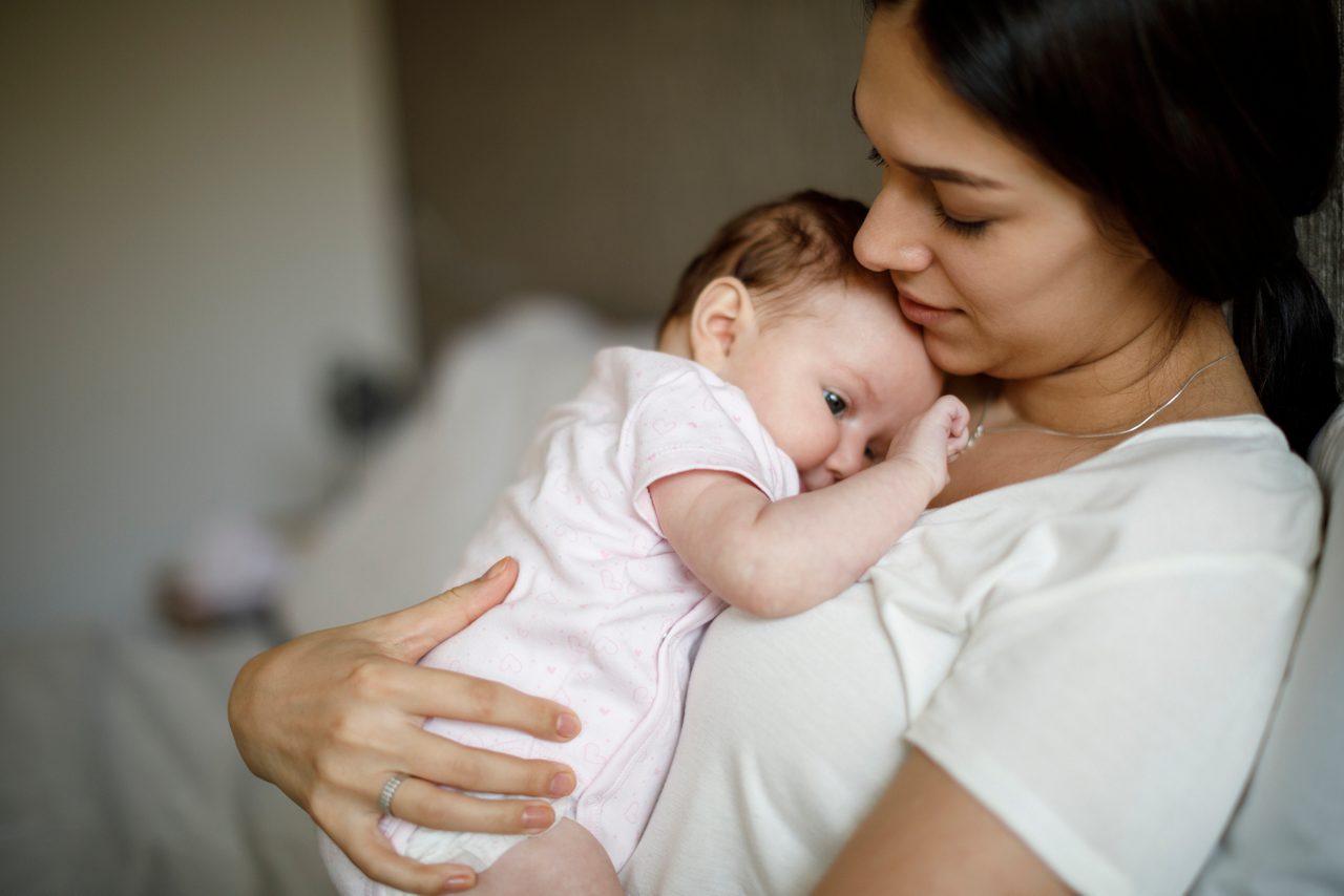 Baby liegt auf Brust