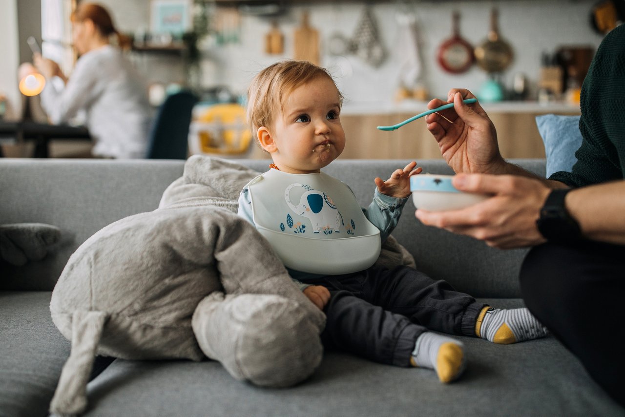 Baby mit Löffel im Mund