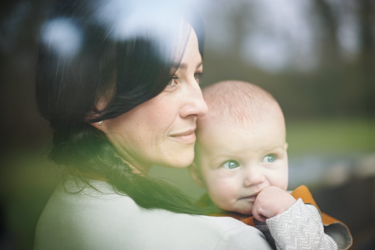 Mutter hält ihr Baby im Arm