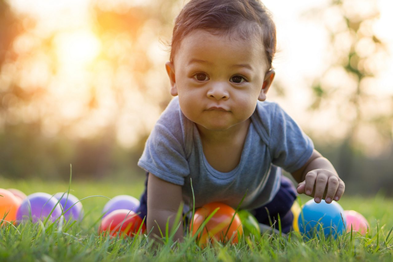 Mutter hält Baby beim Laufen fest