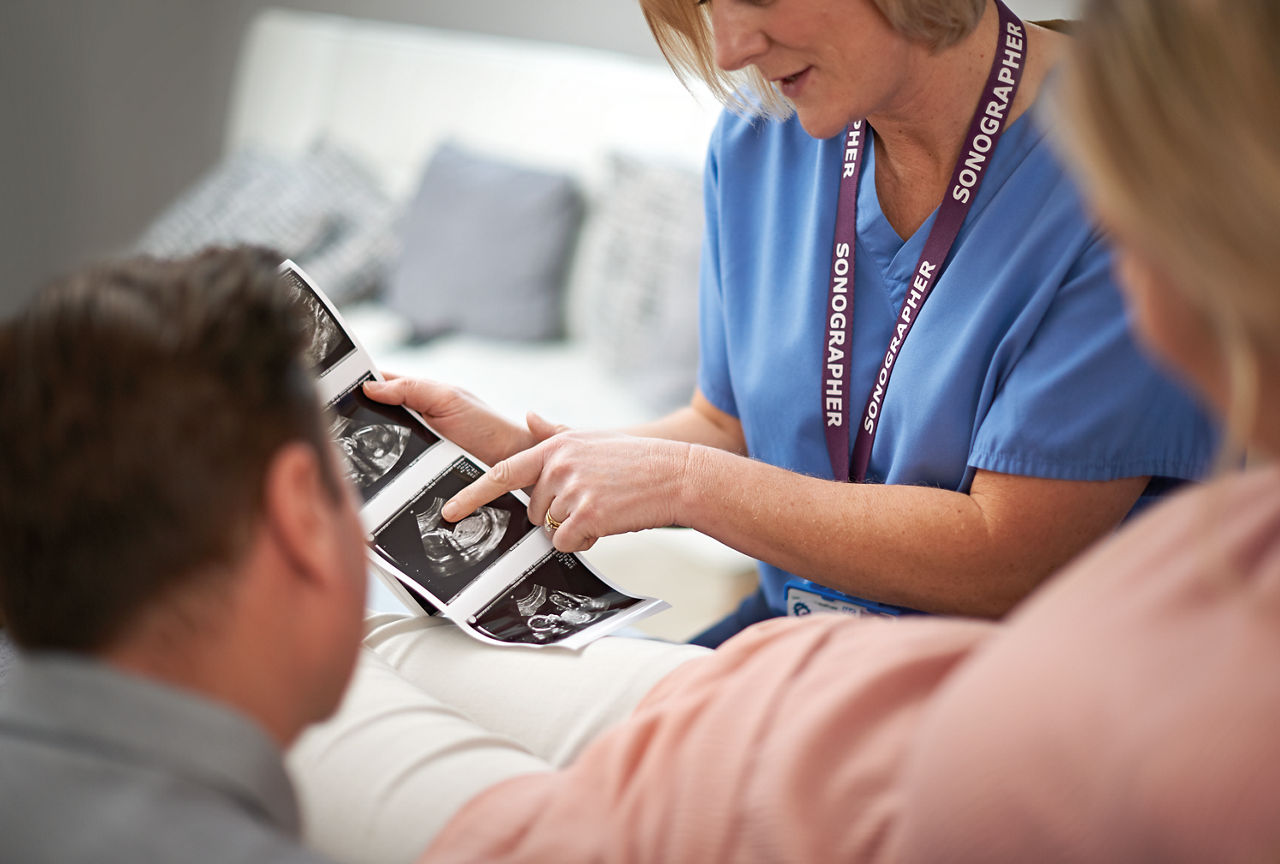 Web only - mum dad viewing 20 week scan photograph