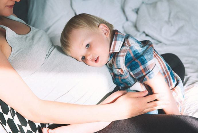 Enfant et femme enceinte sur le canapé