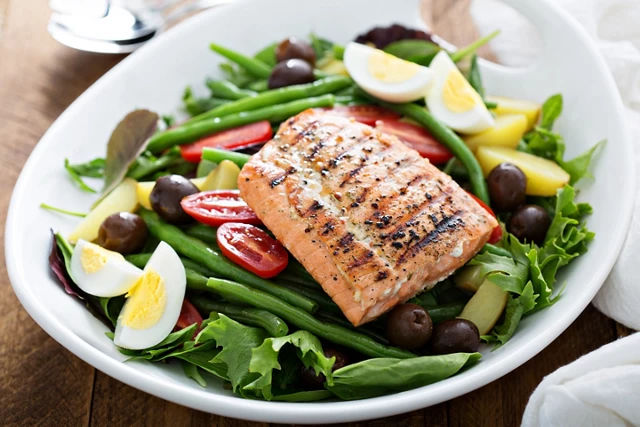 Salmon and salad on a plate 