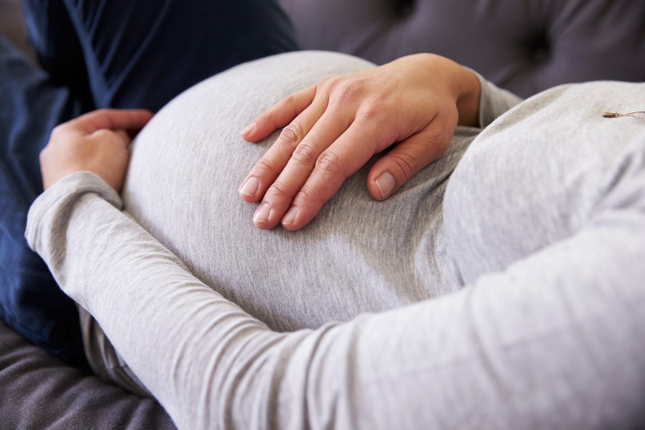 Frau streichelt Babybauch