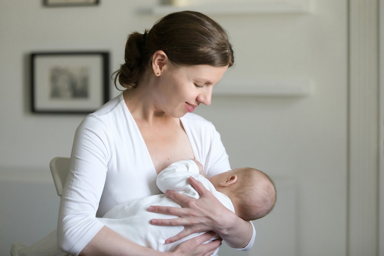 Mère allaitant son bébé