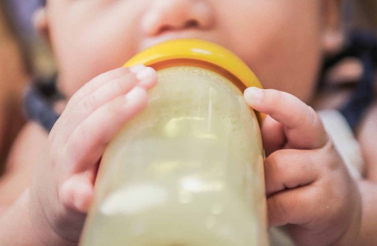 Lait En Poudre Pour Bébés Avec Cuillère Pour Nourrissons En Boîte Et  Biberon Pour Nourrir Bébé