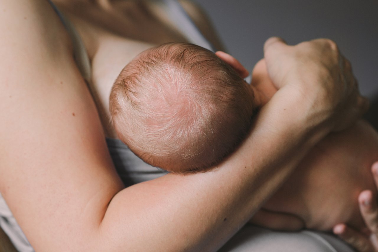 Mutter und Baby lachend