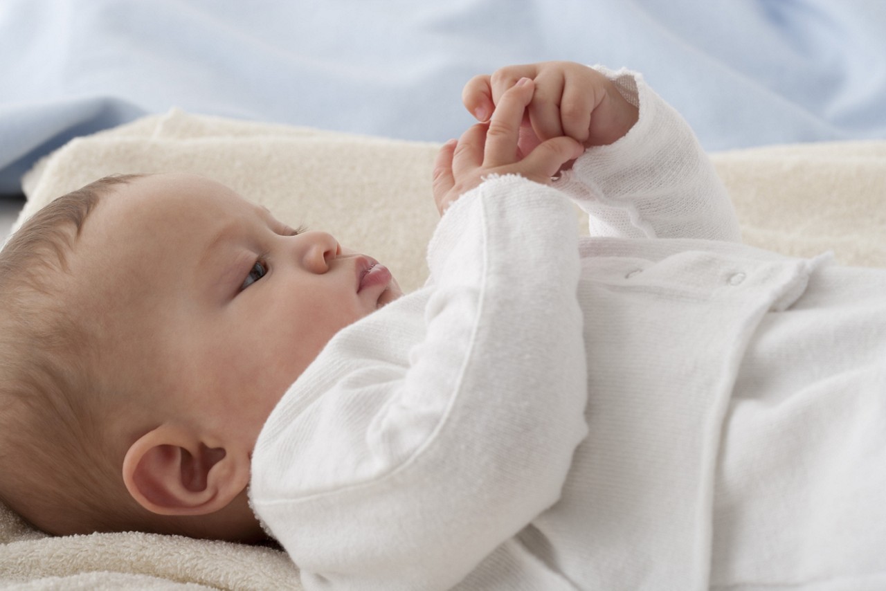 Développement moteur, éveil, sommeil, croissance, santé et nutrition : découvrez les grandes étapes pour votre bébé de 5 mois. 