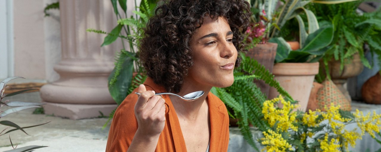 femme qui mange avec une cuillère