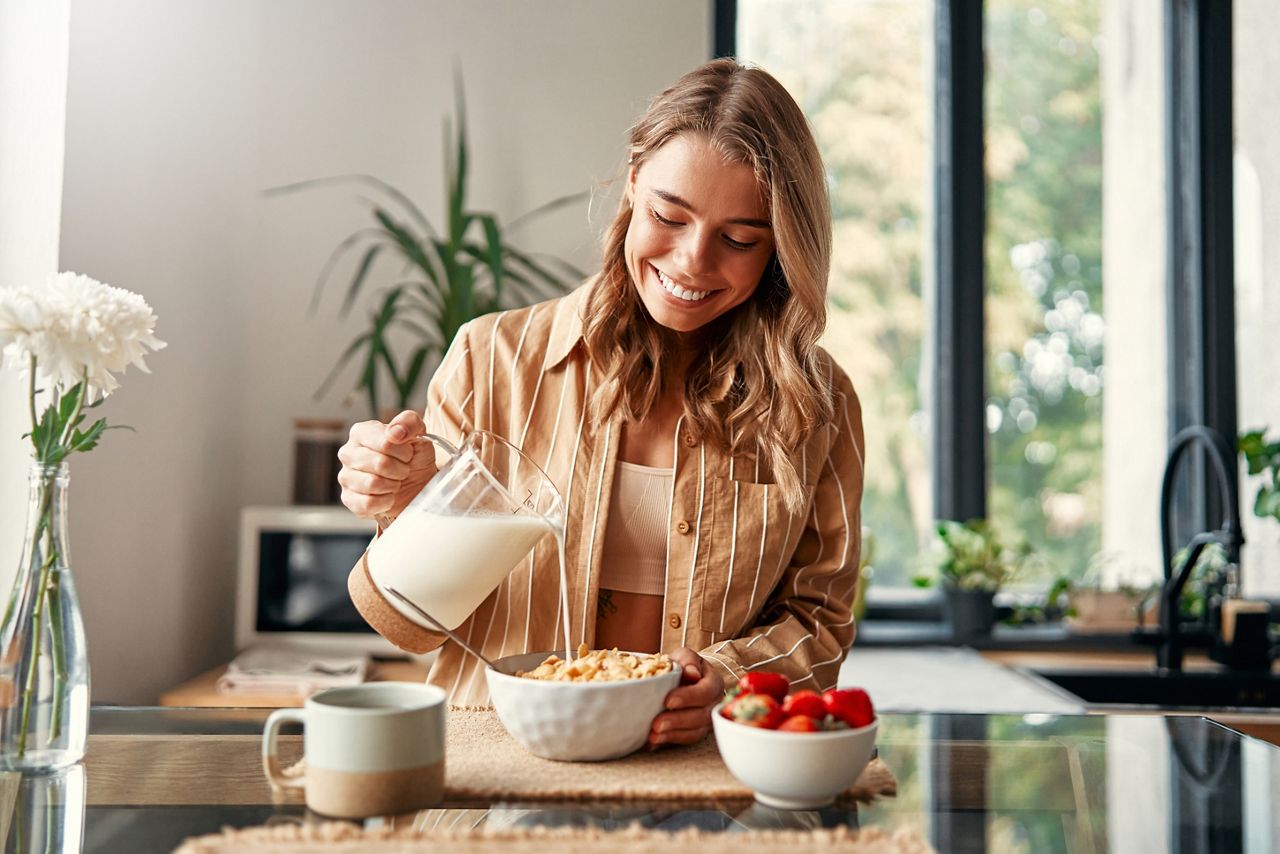 femme préparant son petit déjeuner en cuisine