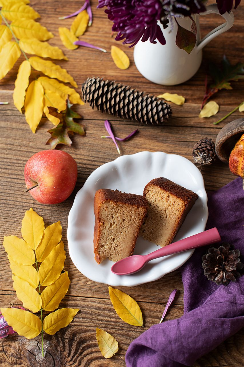 Apfel-Griesskuchen mit Fuchsgesicht aufgeschnitten