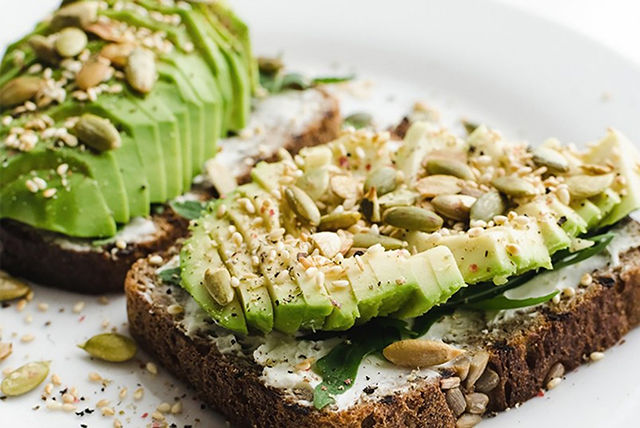 pan tostado con aguacate y semillas