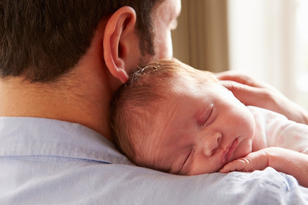 Kind liegt bei Vater 