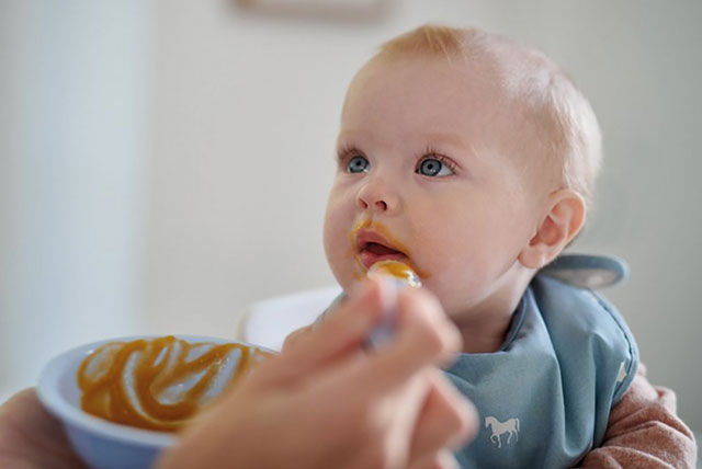 alimentando al bebé con una cuchara