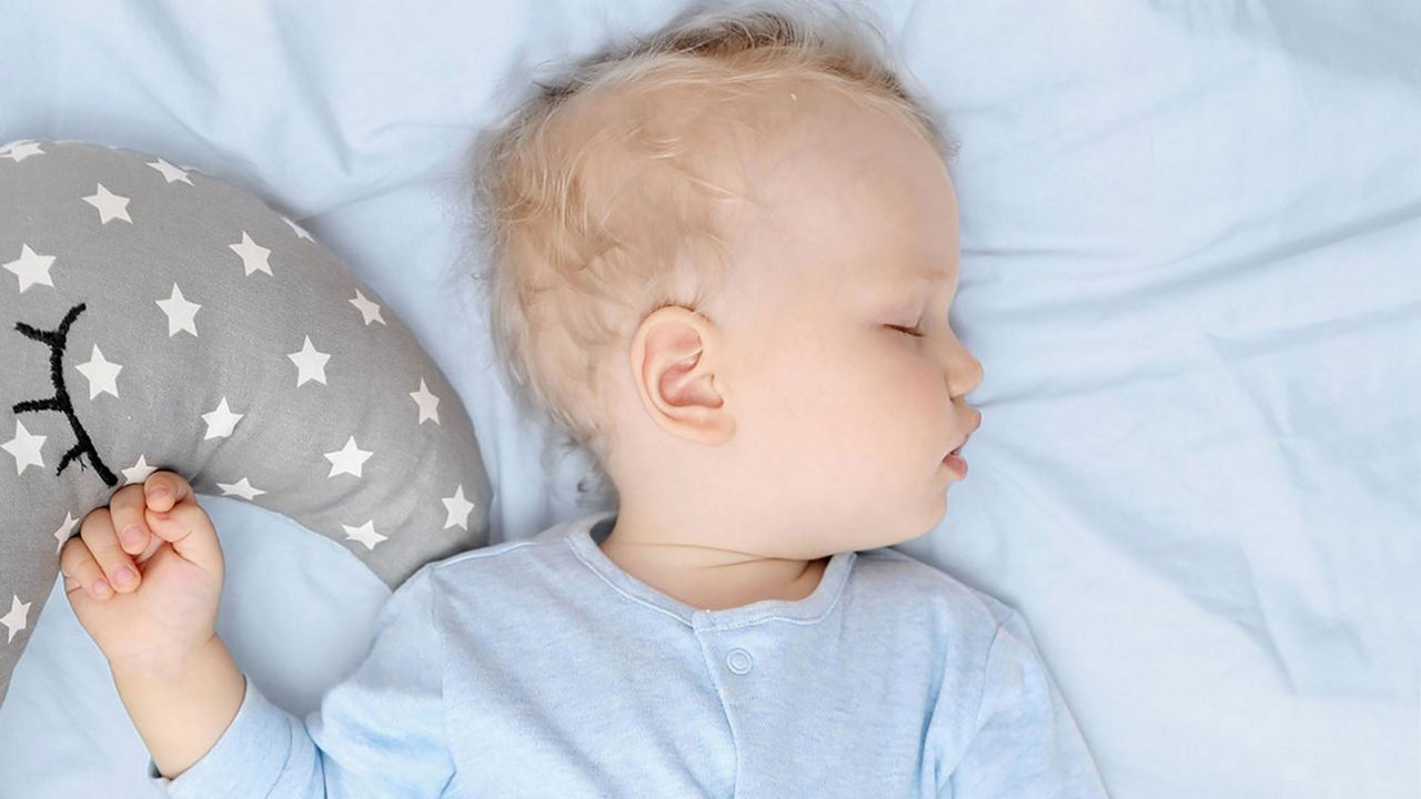 Niño pequeño durmiendo