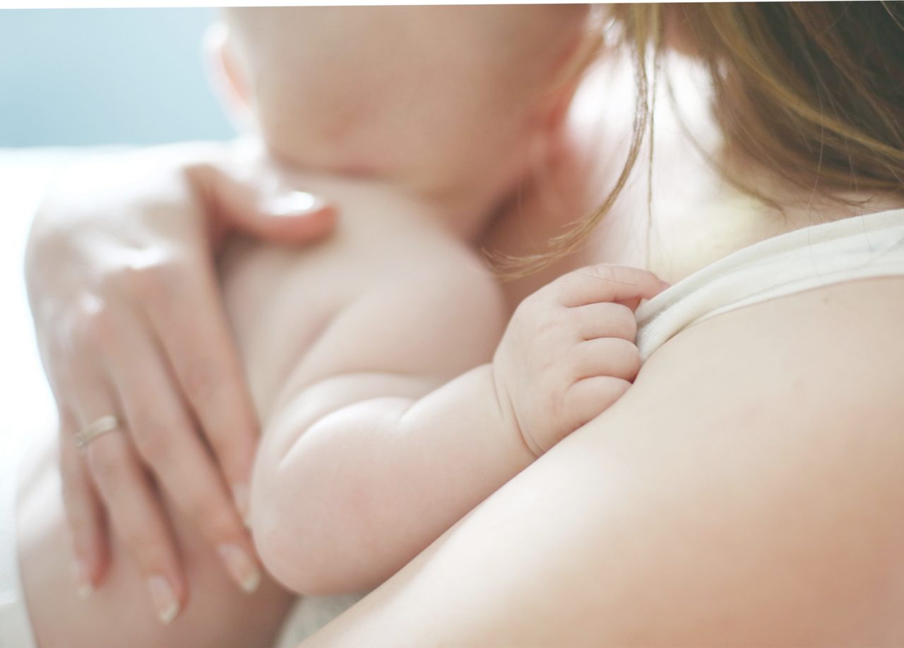 Mutter hält ihr Baby im Arm