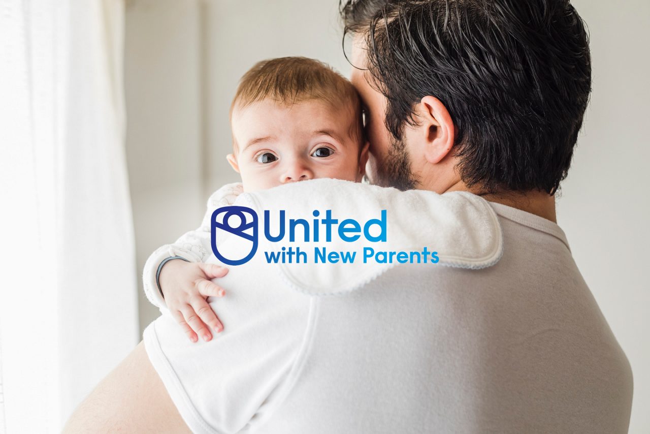 Mutter hält weinendes Baby