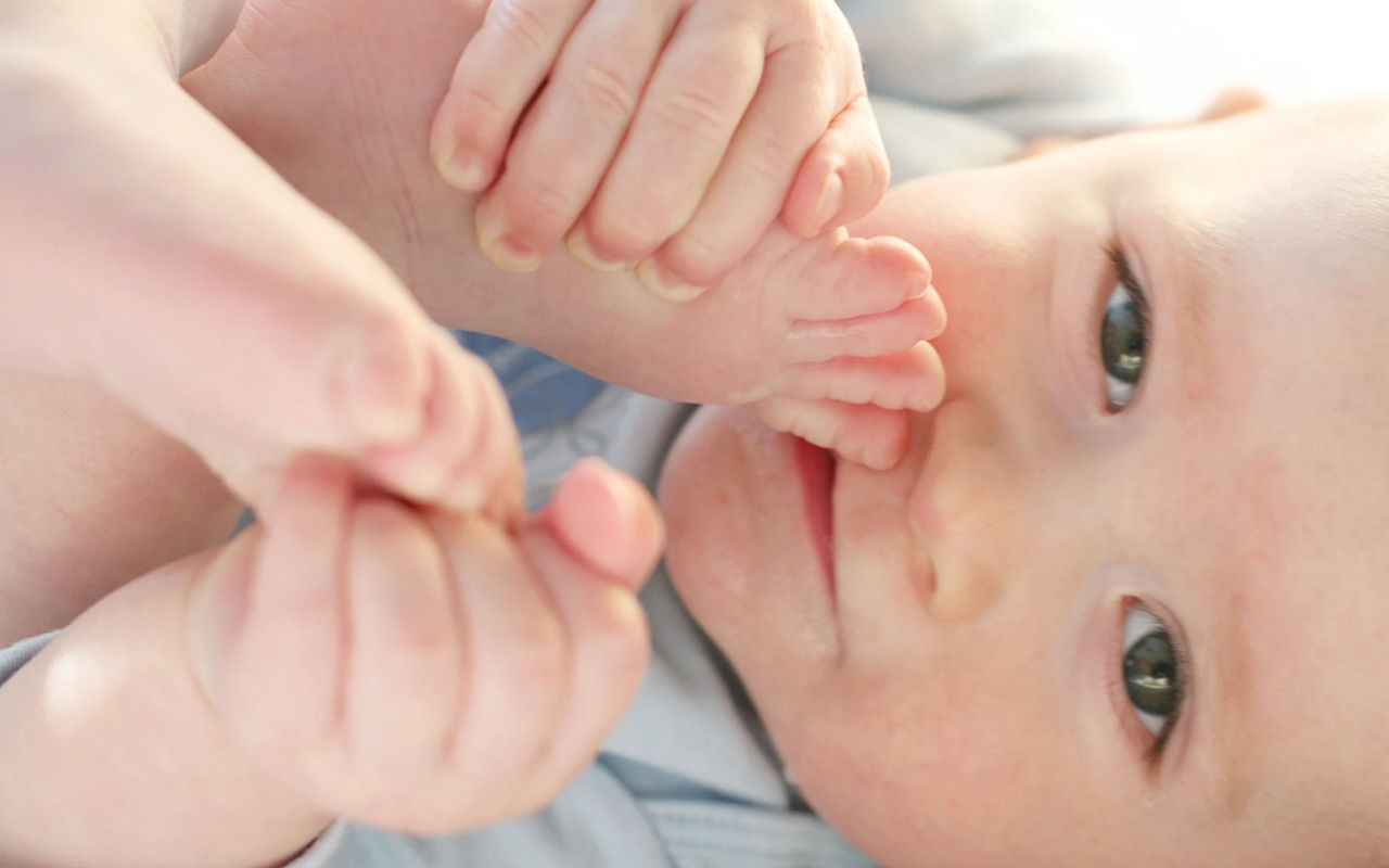 baby-pulling-feet-to-face