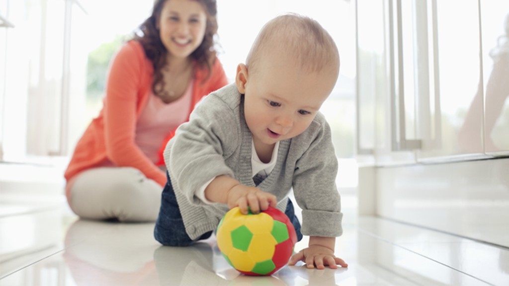 Bébé joue avec un ballon