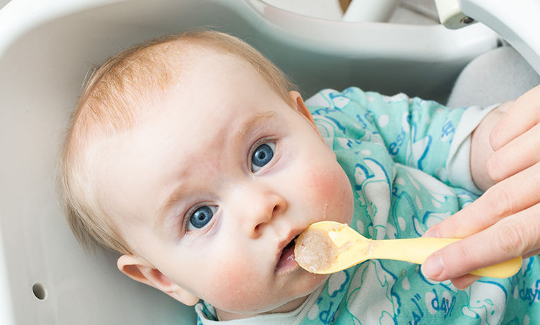baby-spoon-eating-feeding-solids-when-foods-aptamil.jpg