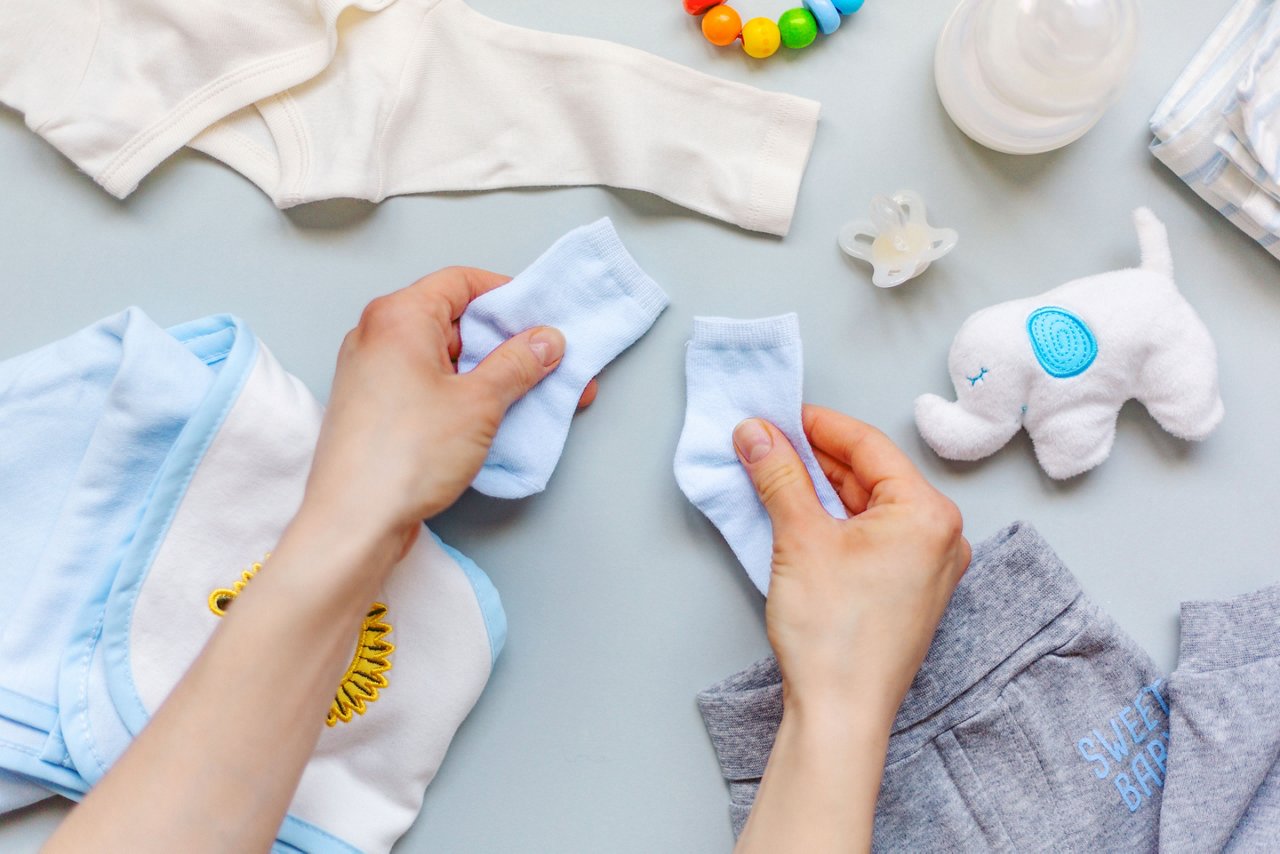 Eltern mit Baby in Babyschale