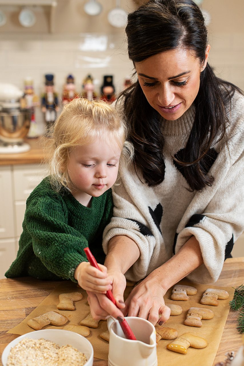 Frau mit Kind backen Lebkuchen