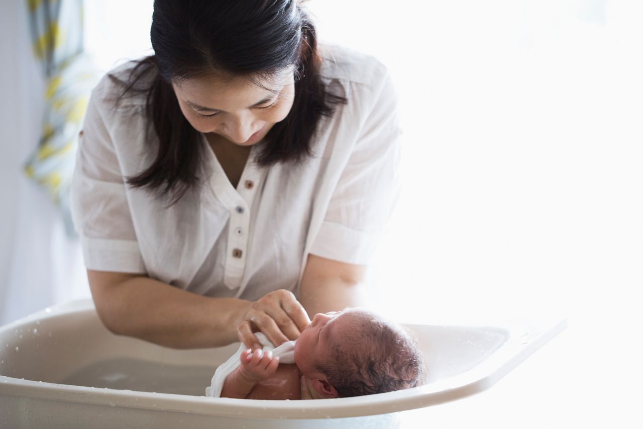 Banho em recém-nascido: saiba higienizar o bebê corretamente