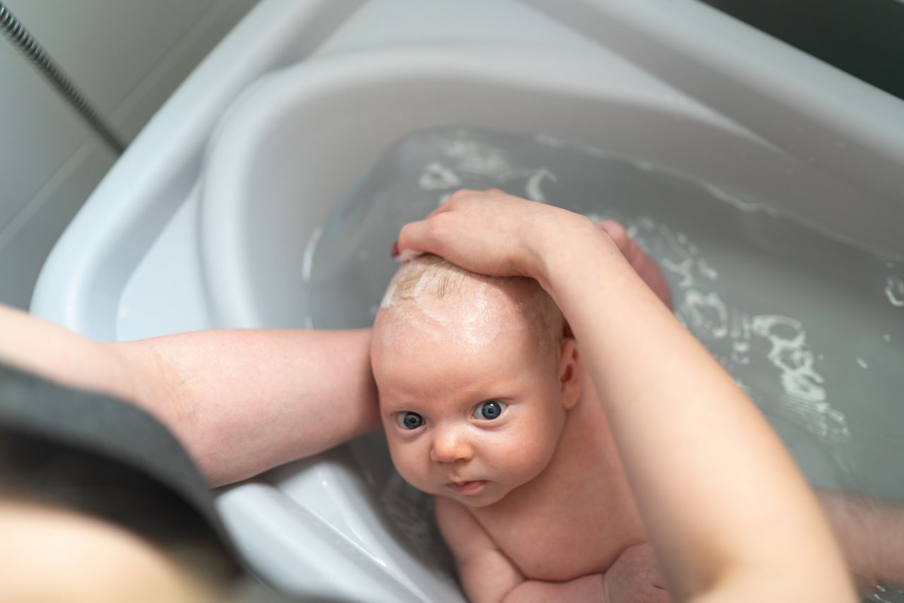 Bebe recem nascido tomando banho