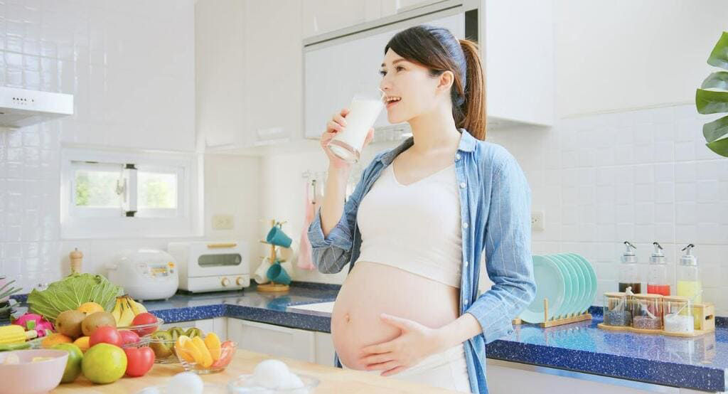 Uống sữa theo hướng dẫn của bác sĩ cũng rất tốt cho mẹ bầu và thai nhi.