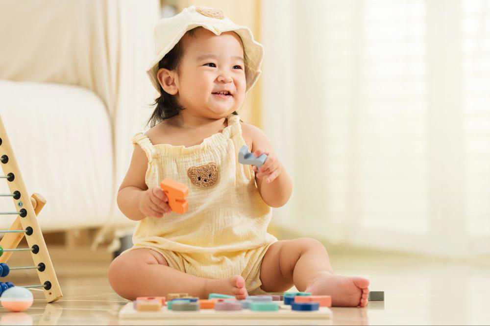Trẻ 13 tháng biết làm gì
