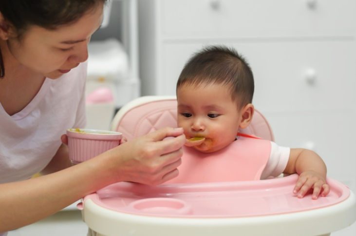 Cho trẻ 6 tháng ăn trái cây nên đút từng thìa nhỏ rồi tăng dần