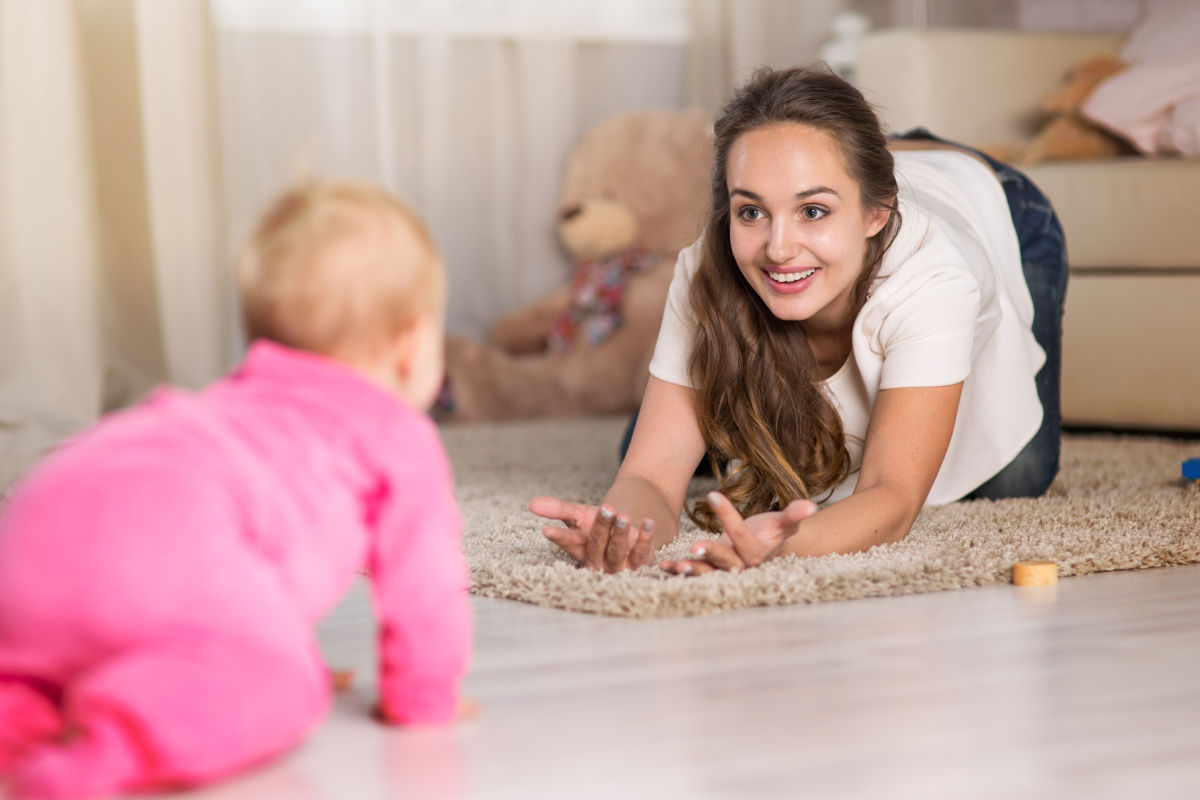 Bé 8 tháng có sự phát triển về ngôn ngữ và khả năng giao tiếp