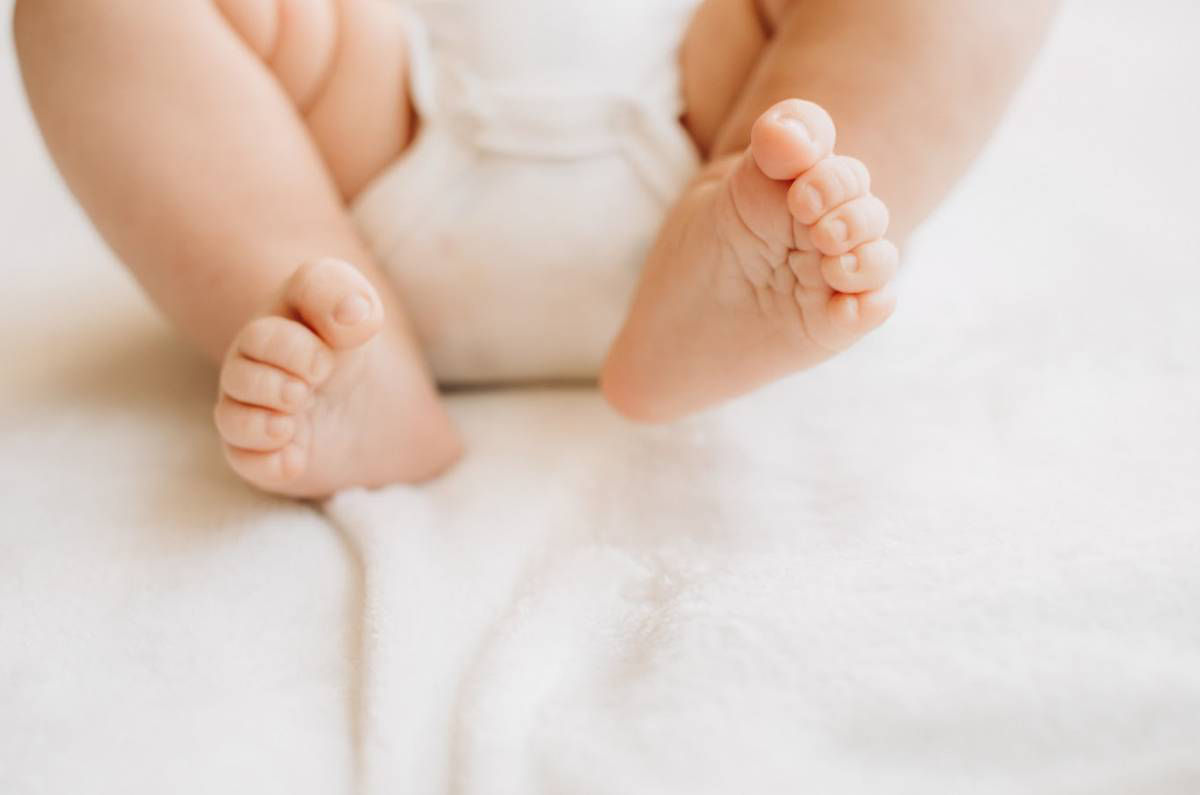 Trẻ thích đưa chân lên cao đung đưa là dấu hiệu bé sắp biết lẫy
