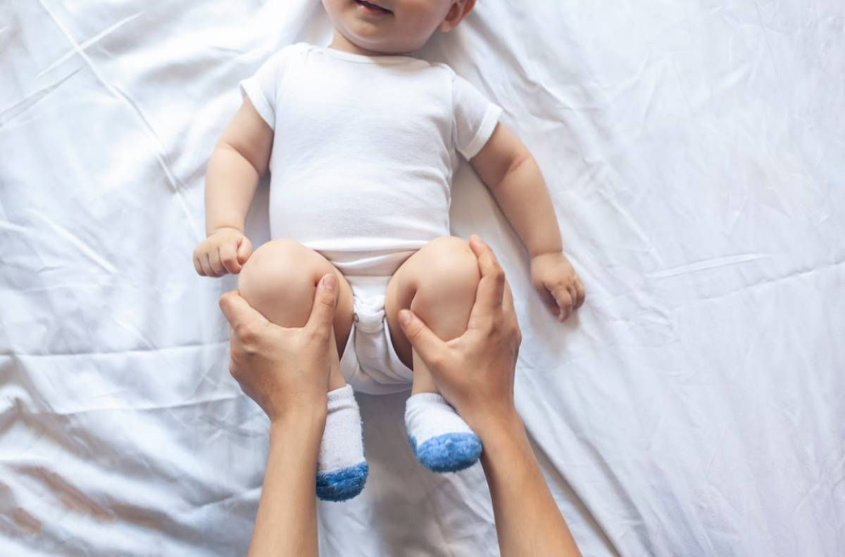 Cha mẹ dành thời gian để hỗ trợ tập lẫy cho bé