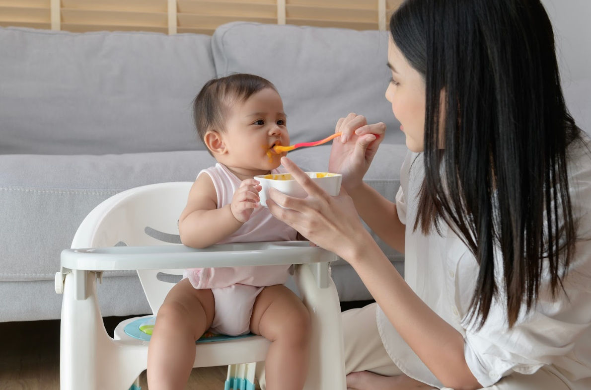 Cho ăn dặm đúng cách, không bắt ép giúp tránh tình trạng bé không chịu ăn dặm vì sợ ăn.