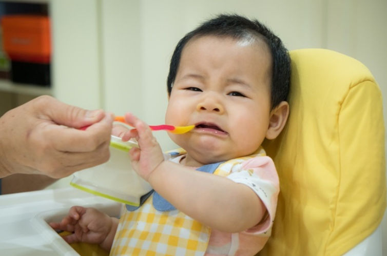 Nên làm gì khi bé không chịu ăn dặm?