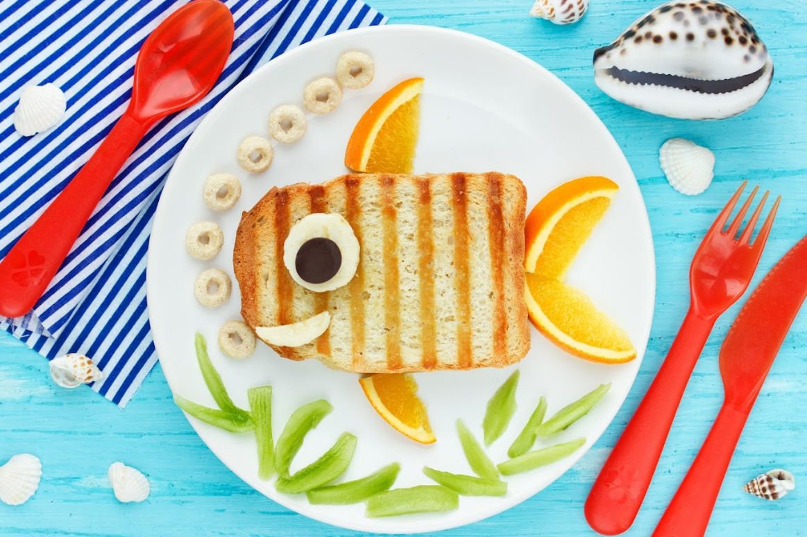 Trang trí món ăn bắt mắt giúp cải thiện tình trạng trẻ không chịu ăn dặm, thích thú ăn hơn.