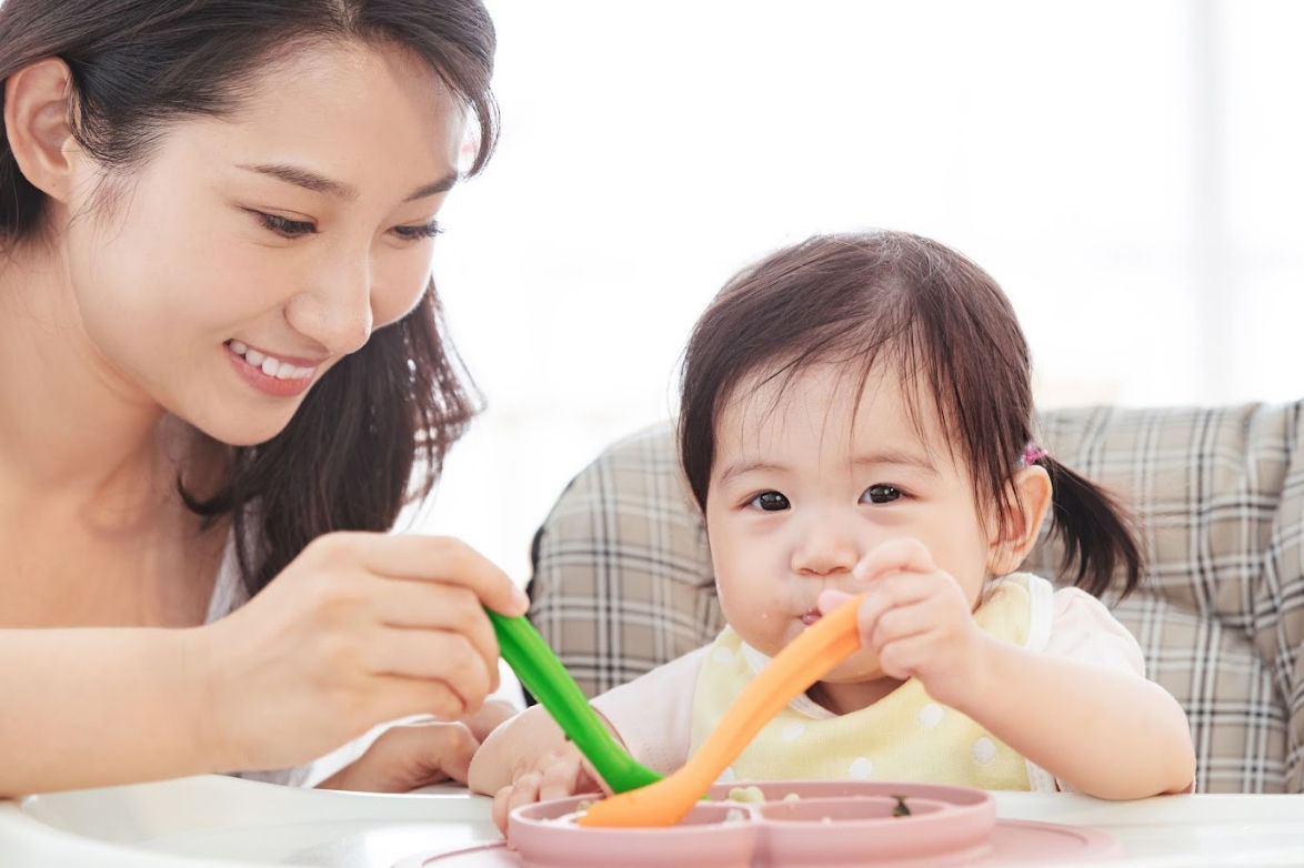 Cho ăn dặm đúng thời điểm giúp tránh tình trạng bé không chịu ăn dặm.