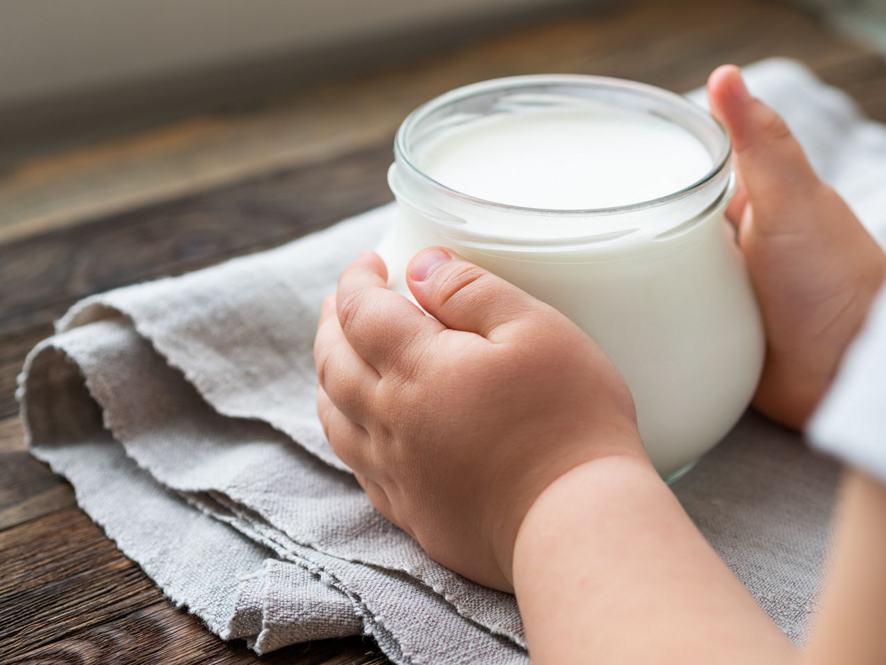 Bé bị tiêu chảy do uống sữa công thức cần tránh các chế phẩm chứa đường Lactose